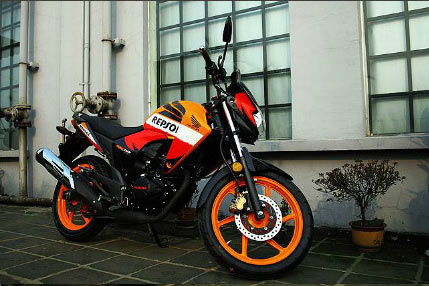 Honda Megapro dengan Grafis Repsol Honda MotoGP o